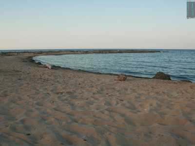Da questo punto in poi, per pi� di un chilometro e mezzo, il litorale � dominato da una serie di strutture private che, almeno fino all�anno scorso, non permettevano un agevole accesso alla costa. In questo tratto di territorio � presente una mezzaluna di arenile incorniciata da macchia mediterranea...